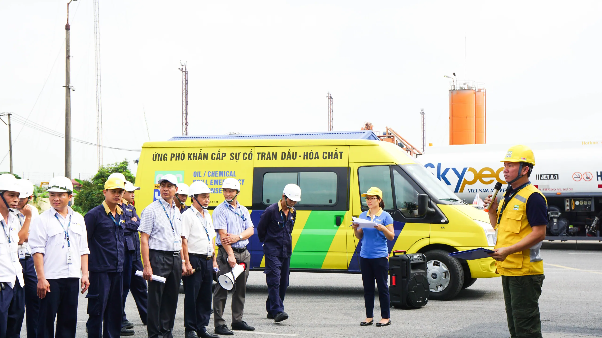 Facility oil spill response personnel and equipment